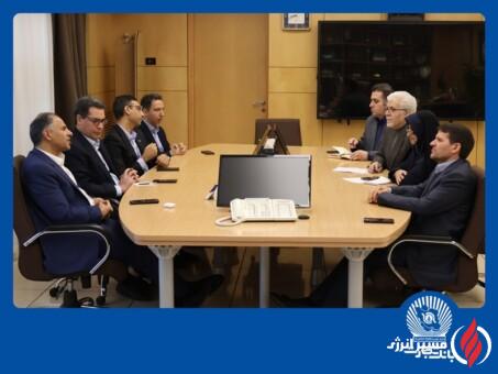 به گزارش مسیر انرژی، دکتراخلاقی در این دیدار با تبریک روز هشتم دی ماه، که به نام روز صنعت پتروشیمی در تقویم کشورمان به ثبت رسیده است، همکاری بانک تجارت با فعالان صنعت نفت، گاز و پتروشیمی را افتخاری برای این بانک دانست و با اشاره به محصولات و خدمات نوین این بانک برای خدمت‌رسانی به مشتریان بزرگ گفت: بانک تجارت همواره در کنار بنگاه‌های تولیدی و صنعتی کشور بوده و مصمم است با ارائه راهکار‌های مالی متنوع زمینه توسعه فعالیت‌های اقتصادی و افزایش بهره‌وری را برای مشتریان خود فراهم آورد.