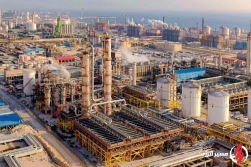 به گزارش مسیر انرژی به نقل ازمهر، غشاهای تولید داخل، با عملکردی همتراز نمونههای بینالمللی، راهکاری بهینه برای بازیابی گازهای فلر ارائه میکنند. گازهایی که پیشتر سوزانده میشدند، نه تنها منابع ملی را هدر میدادند، بلکه آلایندگی بالایی نیز داشتند. این فناوری امکان بازیابی این گازها را فراهم میکند، انتشار گازهای گلخانهای را کاهش میدهد و گامی مؤثر در مسیر مدیریت هوشمند انرژی و حفاظت از محیط زیست محسوب میشود.