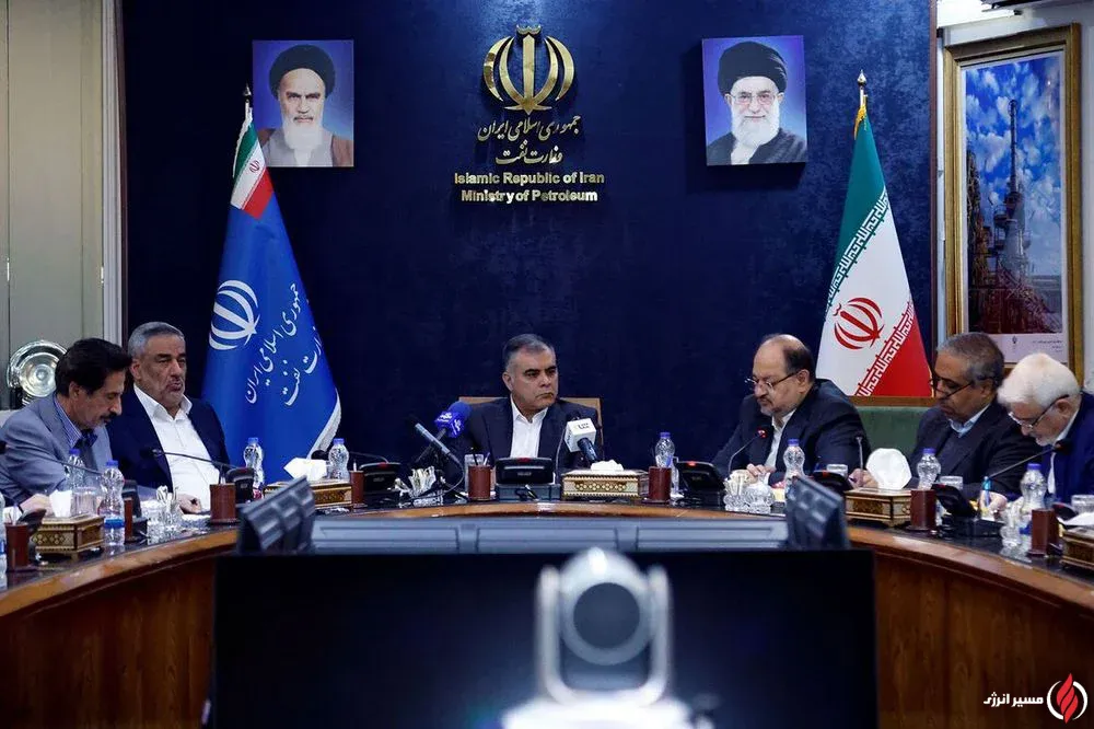 به گزارش مسیر انرژی به نقل از روابط عمومی شرکت پلیمر آریاساسول، محمدرضا حیدرزاده روز گذشته (چهارشنبه، دهم دی‌ماه ۱۴۰۴) در نشست هم اندیشی وزیر نفت با فعالان صنعت پتروشیمی حضور یافت و علاوه بر ارائه آخرین دستاوردهای شرکت، پیشنهادات مؤثر در تسهیل روند تولید و فروش این حوزه را تشریح کرد.