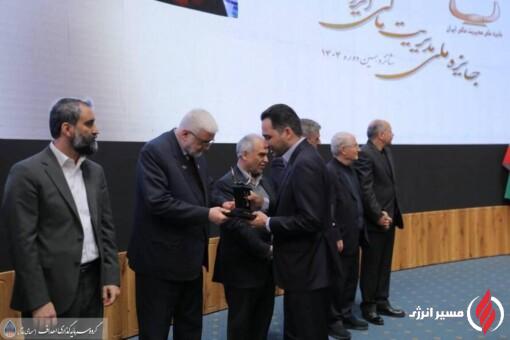 به گزارش مسیرانرژی به نقل از روابط عمومی گروه سرمایهگذاری اهداف، شانزدهمین دوره جایزه ملی مدیریت مالی ایران با حضور سکانداران اقتصادی و ارکان بازار سرمایه برگزار شد و شرکت گروه توسعه مالی مهرآیندگان توانست بر پایه عملکردی شفاف، حرفهای و همسو با استانداردهای نوین، تندیس زرین این رویداد ملی را دریافت کند.