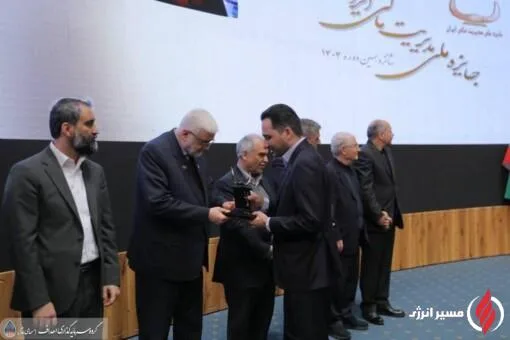 به گزارش مسیرانرژی به نقل از روابط عمومی گروه سرمایه‌گذاری اهداف، شانزدهمین دوره جایزه ملی مدیریت مالی ایران با حضور سکان‌داران اقتصادی و ارکان بازار سرمایه برگزار شد و شرکت گروه توسعه مالی مهرآیندگان توانست بر پایه عملکردی شفاف، حرفه‌ای و همسو با استانداردهای نوین، تندیس زرین این رویداد ملی را دریافت کند.