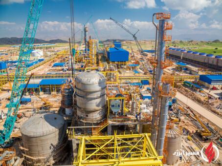 به گزارش مسیر انرژی به نقل از وزارت نفت، حسن عباسزاده در تشریح «حکمیت شرکت ملی صنایع پتروشیمی درباره قیمتگذاری سرویسهای جانبی (یوتیلیتی) صنعت پتروشیمی» با اشاره به اینکه اختلافهای جدی میان شرکتهای پتروشیمی در سالهای گذشته در موضوع قیمتگذاری سرویسهای جانبی، به طرح دعاوی قضایی منجر شده بود، بیان کرد: از این رو، بر اساس رأی صادره مرجع قضایی، قیمتهای ابلاغی برای سالهای ١۴٠٠ تا ١۴٠٣ ابطال و سبب ابهام و سردرگمی در بازار سرمایه و حتی بسته شدن نماد برخی از شرکتها در بورس شده بود.