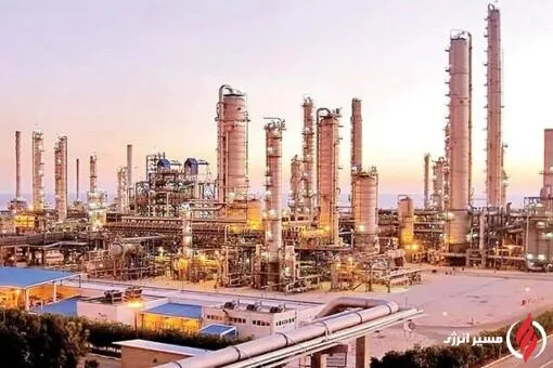 به گزارش مسیر انرژی به نقل ازایسنا، محسن پاک‌نژاد امروز (سه‌شنبه، ۱۴ بهمن) در آیین بهره‌برداری برخط ۱۲۰ طرح نفت، پتروشیمی، مسکن، انرژی، فولاد و امنیت غذایی در حضور مسعود پزشکیان، رئیس‌جمهوری با تبریک سالروز میلاد امام زمان (عج) و دهه مبارک فجر بیان کرد: وزارت نفت در عمل به تکالیف برنامه هفتم به‌ویژه با تمرکز بر مواد ۴۵ و ۴۸ این قانون، توسعه زنجیره ارزش را در گستره صنعت نفت، گاز و پتروشیمی به‌عنوان یک راهبرد محوری با هدف اصلی کاهش خام‌فروشی و افزایش ارزش افزوده و تقویت صادرات غیرنفتی مدنظر قرار داده است. 