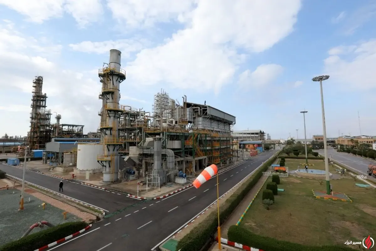 به گزارش مسیر انرژی به نقل از ایلنا؛ "پتروشیمی فن‌آوران" در تازه‌ترین گزارش‌های منتشر شده در سامانه کدال، تصویری از شرکتی ارائه می‌دهد که با وجود فشار هزینه‌های تولید و نوسانات محیط عملیاتی، توانسته است سطح درآمد خود را افزایش دهد و همزمان با ارائه پیشنهاد افزایش سرمایه، مسیر توسعه و تقویت ساختار مالی خود را نیز هموار کند؛ موضوعی که می‌تواند جایگاه این شرکت را در زنجیره پتروشیمی کشور مستحکم‌تر کند.