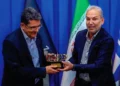 دو مدیر ارشد صنعت نفت در عسلویه «نشان عالی تشریفات فرودگاهی» گرفتند