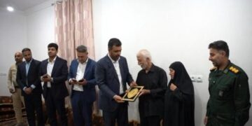 دیدار مدیرعامل پتروشیمی سروش مهستان با خانواده ۶ شهید جنوب بوشهر