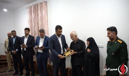 دیدار مدیرعامل پتروشیمی سروش مهستان با خانواده ۶ شهید جنوب بوشهر