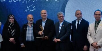 تندیس زرین «چهره‌های نامی صنعت و اقتصاد کشور» بر دستان مدیرعامل پتروشیمی فن‌آوران